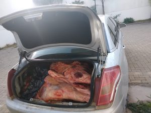 Trio é preso com carregamento de carne clandestina na Via Dutra, que era vendida para comércios do Vale do Paraíba