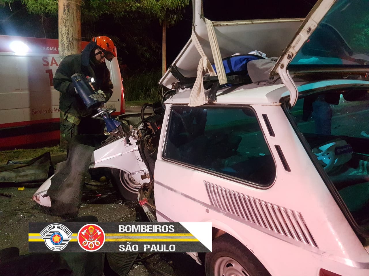 Acidente deixa carro retorcido e cinco feridos em São José dos Campos