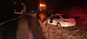 Capotamento deixa dois mortos e um gravemente ferido, na Via Dutra, em Pindamonhangaba