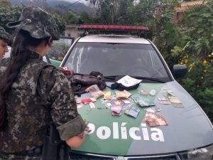 VÍDEO: Rinha de galo gera multa de R$ 1 milhão a participantes em Caraguatatuba 1 Rinha de galo gera multa de R$ 1 milhão a participantes em Caraguatatuba
