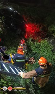 Carro e moto se chocam e caem em córrego em São José dos Campos