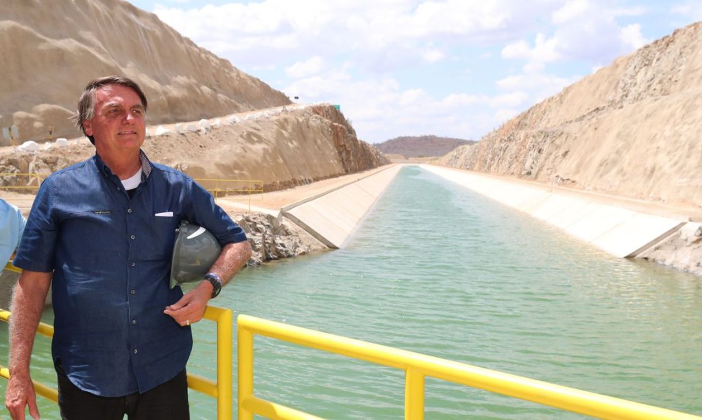 Bolsonaro anuncia apoio para 750 mil caminhoneiros comprarem diesel