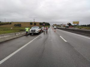 Três romeiros são atropelados no trecho da Via Dutra em Caçapava, dois morrem 1 Três romeiros são atropelados no trecho da Via Dutra em Caçapava, dois morrem