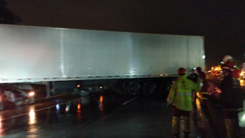 Engavetamento entre 4 caminhões e um carro interdita Via Dutra em Pindamonhangaba