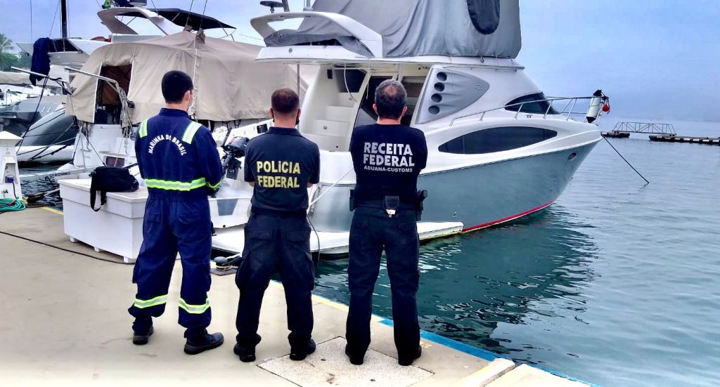 Avaliada em R$ 1,2 milhão, lancha contrabandeada é apreendida em Yatch Club de Ilhabela 1 Avaliada em R$ 1,2 milhão, lancha contrabandeada é apreendida em Yatch Club de Ilhabela