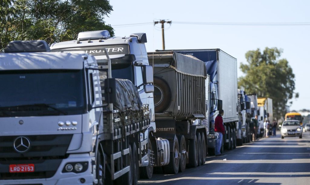 Caminhoneiros prometem paralisação em 01 de novembro se governo não baixar o preço do diesel 1 df img 0363 0