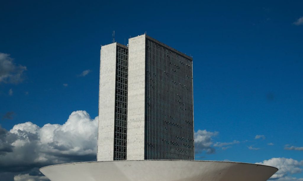 Comissão da Câmara aprova PEC dos Precatórios e muda teto de gastos