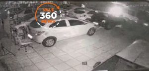 Bandidos roubam sete carros de lava-rápido em São José dos Campos