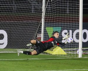 Tiago Volpi pega pênalti e garante empate para o São Paulo