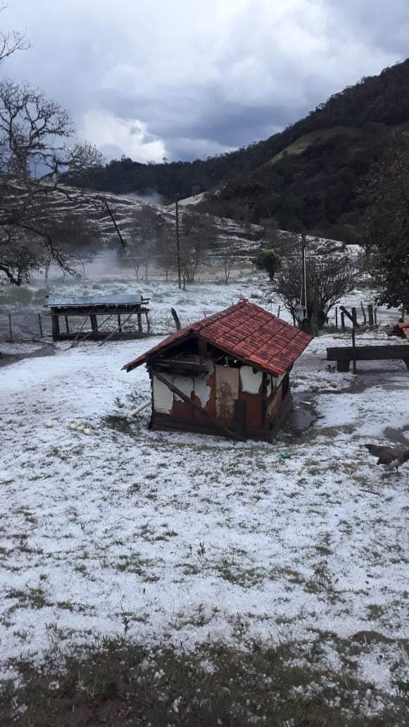 Chuva de granizo deixa paisagem branca em Cunha