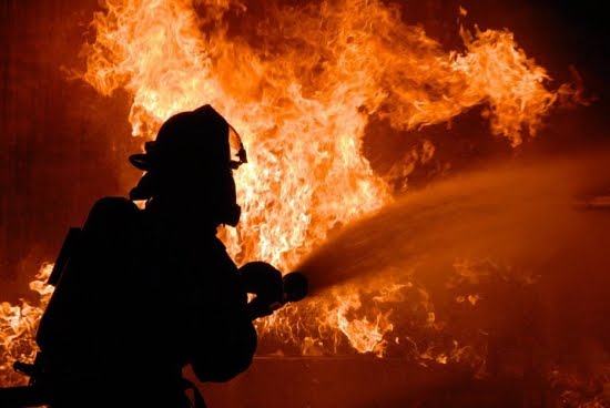Idoso coloca fogo na própria casa e morre carbonizado em Pindamonhangaba