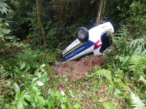 Carro com vacinas da Covid-19 sofre acidente em São Sebastião