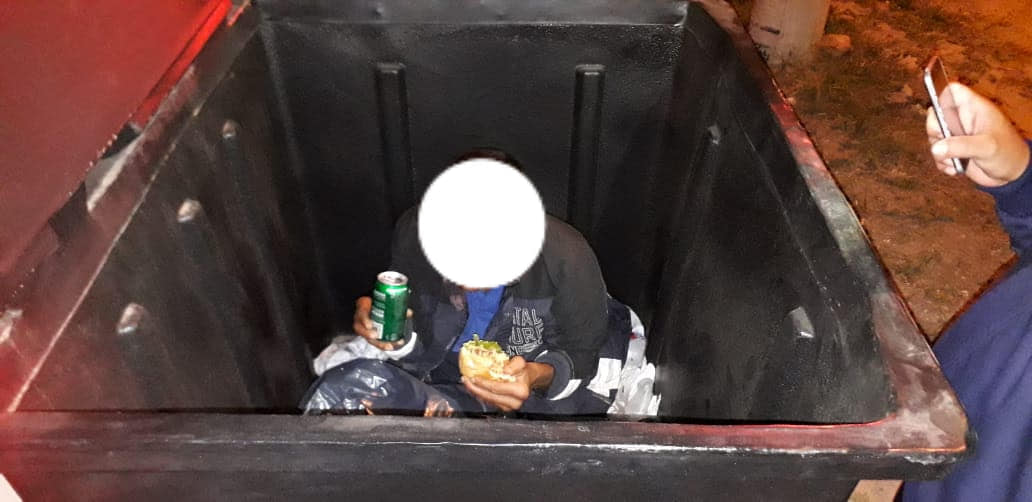 PM de Guaratinguetá ajuda morador de rua que se escondia do frio dentro de caçamba de lixo