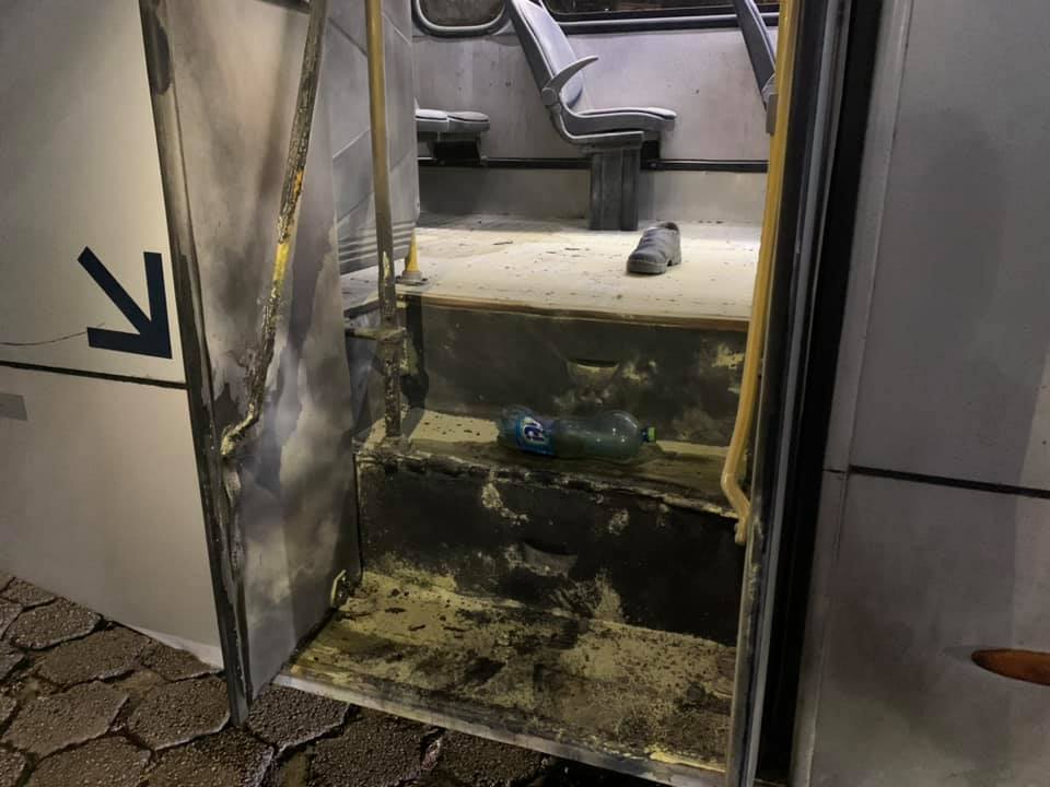 Criminosos colocam fogo em ônibus do transporte coletivo em Caraguatatuba
