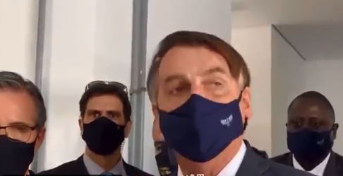 Bolsonaro fala para repórter de afiliada da TV Globo calar a boca