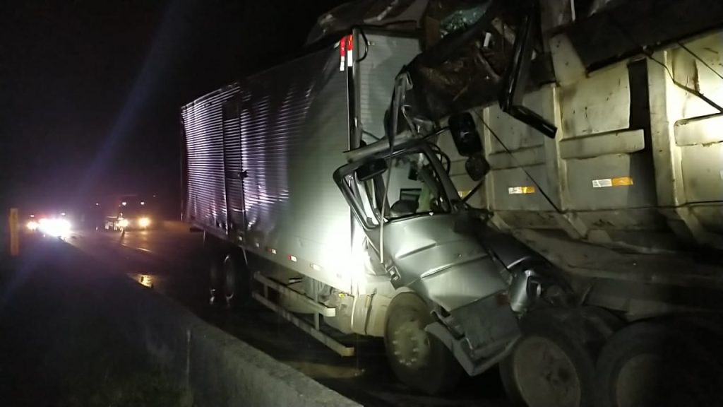 Acidente entre dois caminhões deixa um morto na Via Dutra