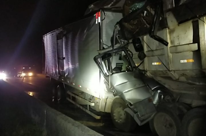 Acidente entre dois caminhões deixa um morto na Via Dutra