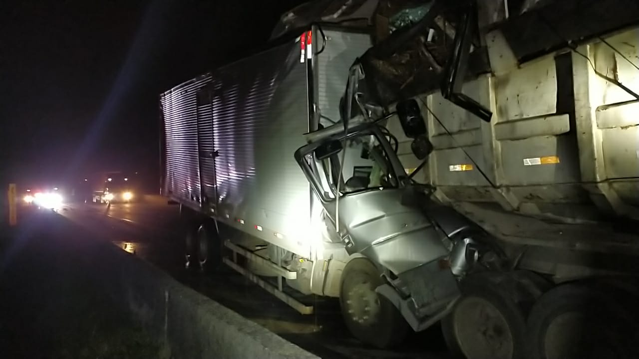 Acidente entre dois caminhões deixa um morto na Via Dutra