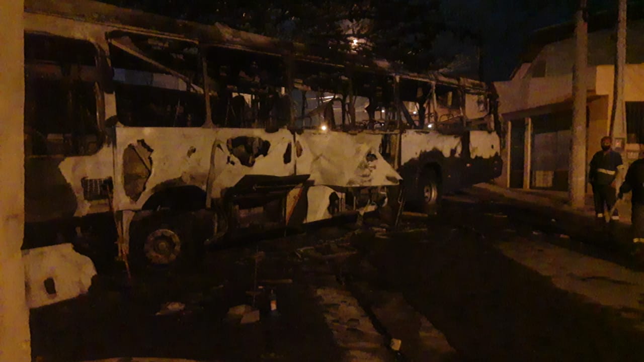 Criminosos protestam contra PM e colocam fogo em ônibus em Jacareí