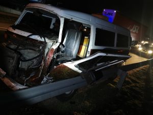 Atropelamento de cavalo na Via Dutra, em Jacareí, deixa uma pessoa ferida