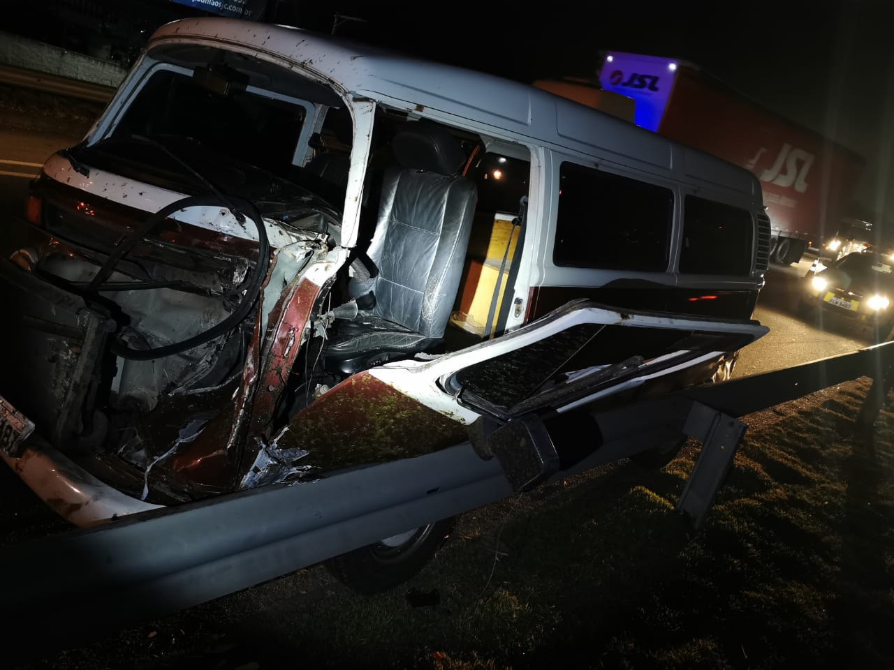 Atropelamento de cavalo na Via Dutra, em Jacareí, deixa uma pessoa ferida