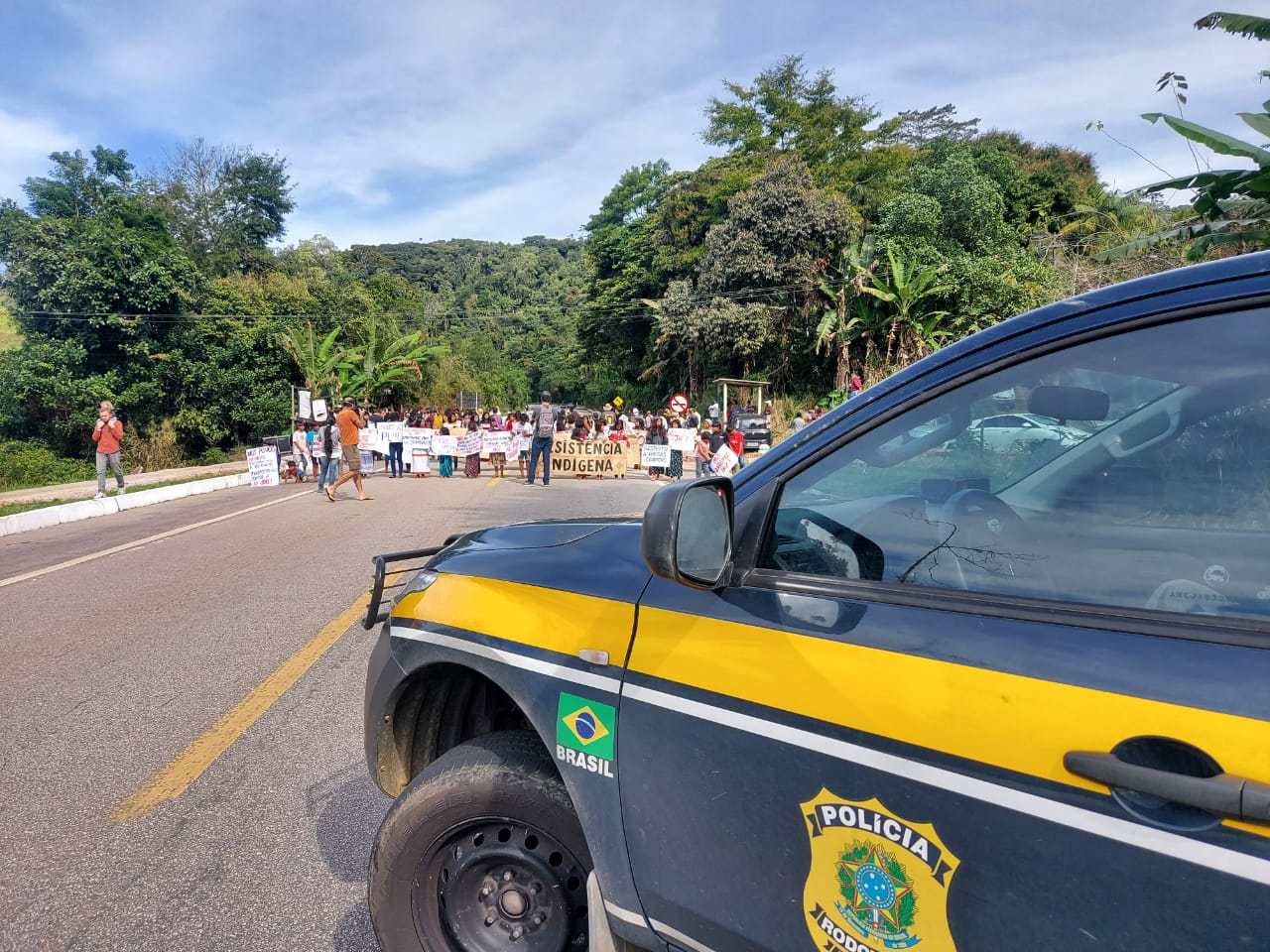 Manifestação indígena contra o PL 490 interdita BR-101 em Ubatuba