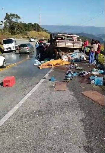Caminhão capota e deixa um ferido na serra de Campos do Jordão