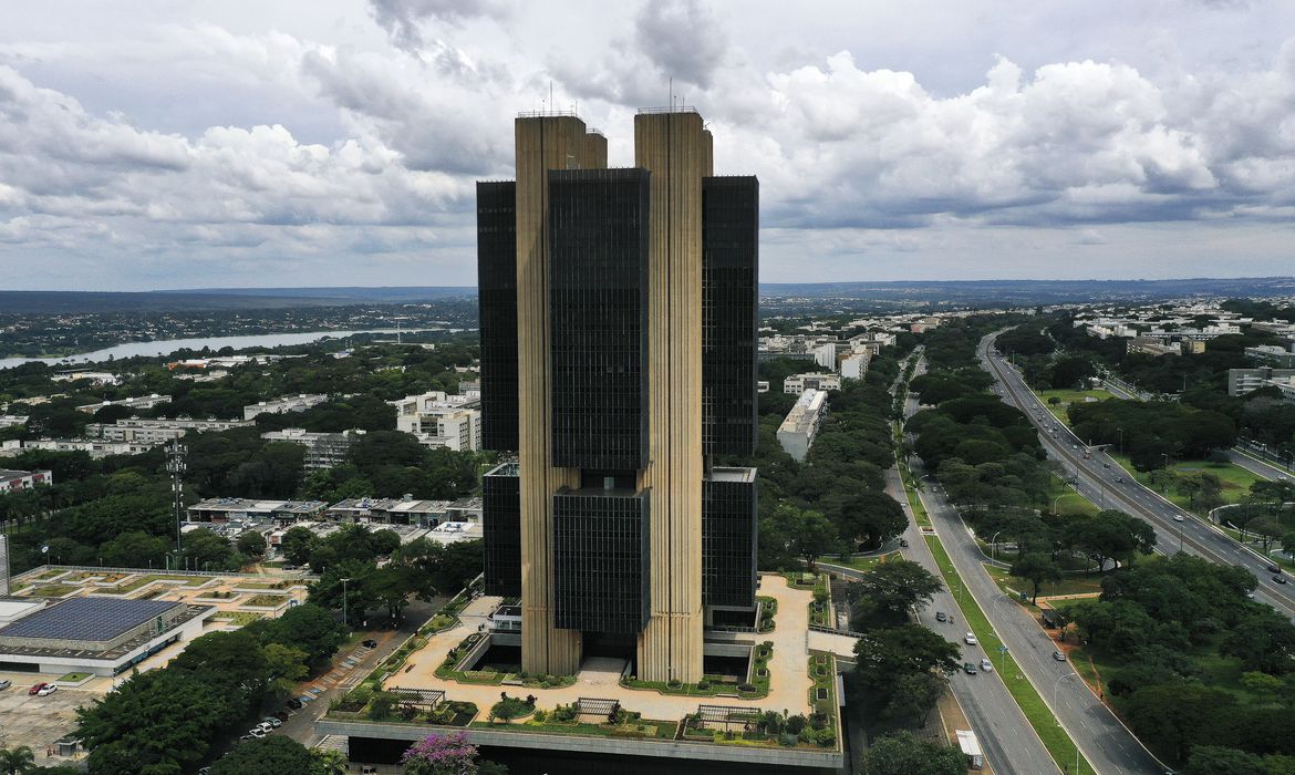 Mercado financeiro eleva expansão do PIB de 4,85% para 5%