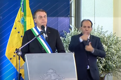Governo “joga dentro das quatro linhas” da Constituição, diz Bolsonaro