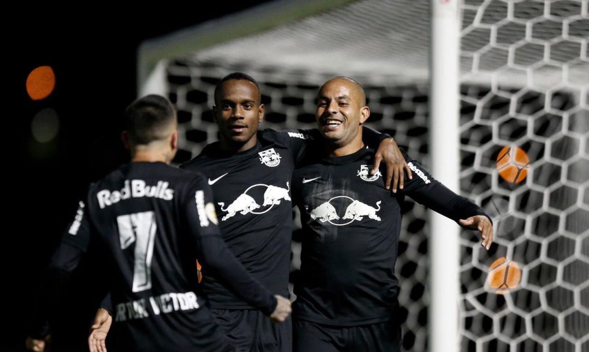 Bragantino vence Palmeiras e assume ponta do Brasileiro