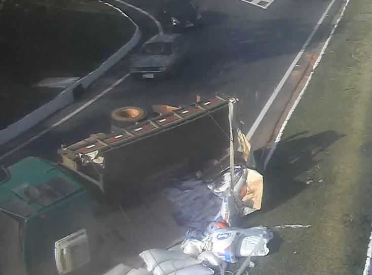 Vídeo: Câmeras flagram momento em que caminhão tomba em Guaratinguetá