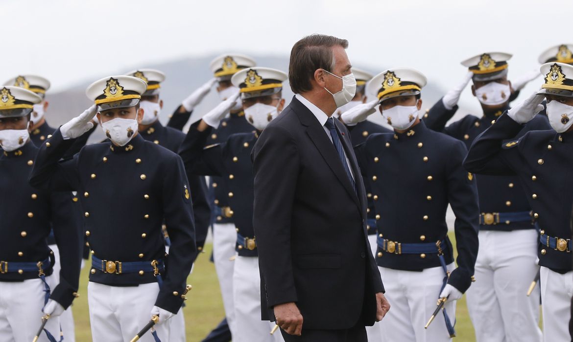 Dois dias depois de atingir 500 mil mortes pela Covid-19, Bolsonaro fala: "lamento muito"