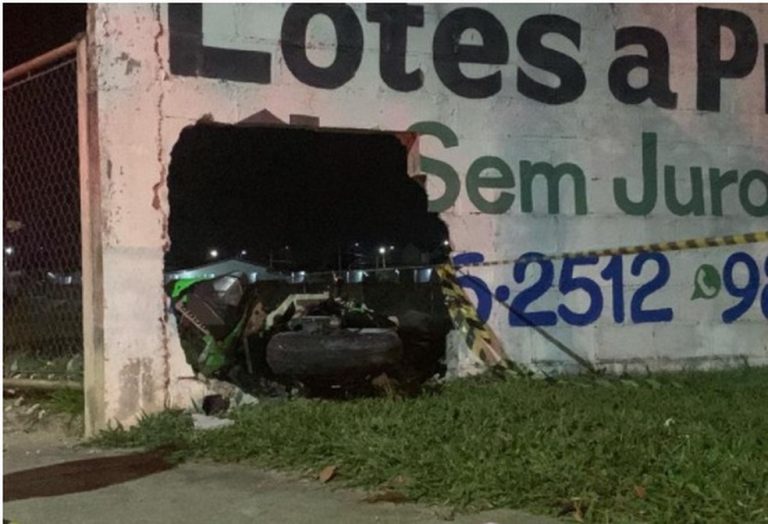 Motociclista bate em muro e morre em Taubaté