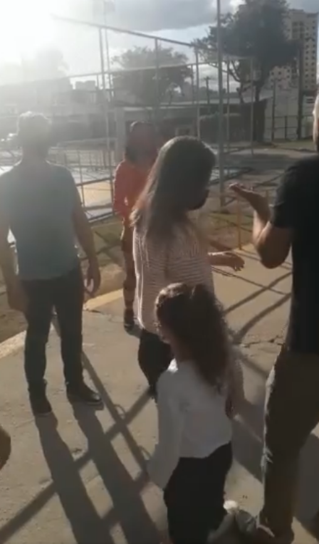 Mulher deixa seios de fora em protesto contra quem não usava máscara em Centro da Juventude em São José dos Campos