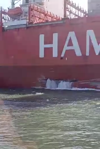 Navio destrói atracadouro em Guarujá e paralisa travessia de balsas