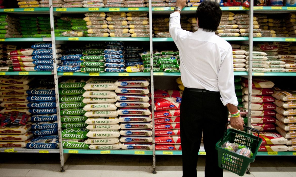 Cesta básica fica 1,76% mais cara no Vale do Paraíba em maio