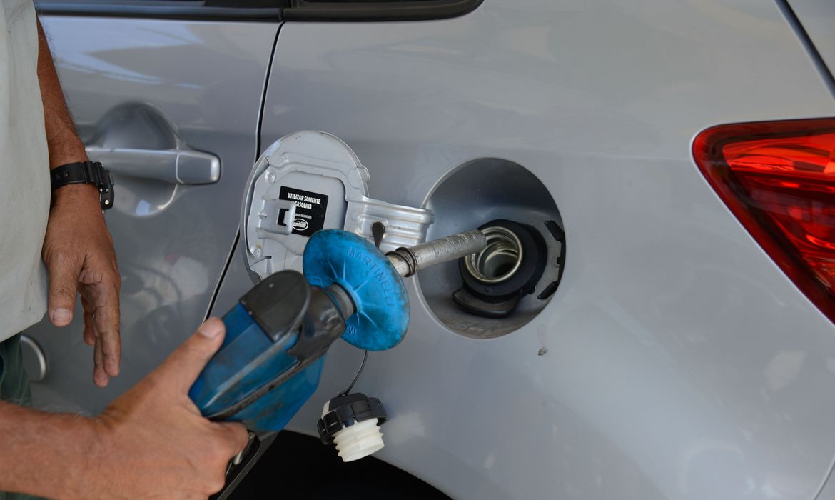 A Petrobras vai reduzir em R$ 0,05 o preço do litro da gasolina nas refinarias