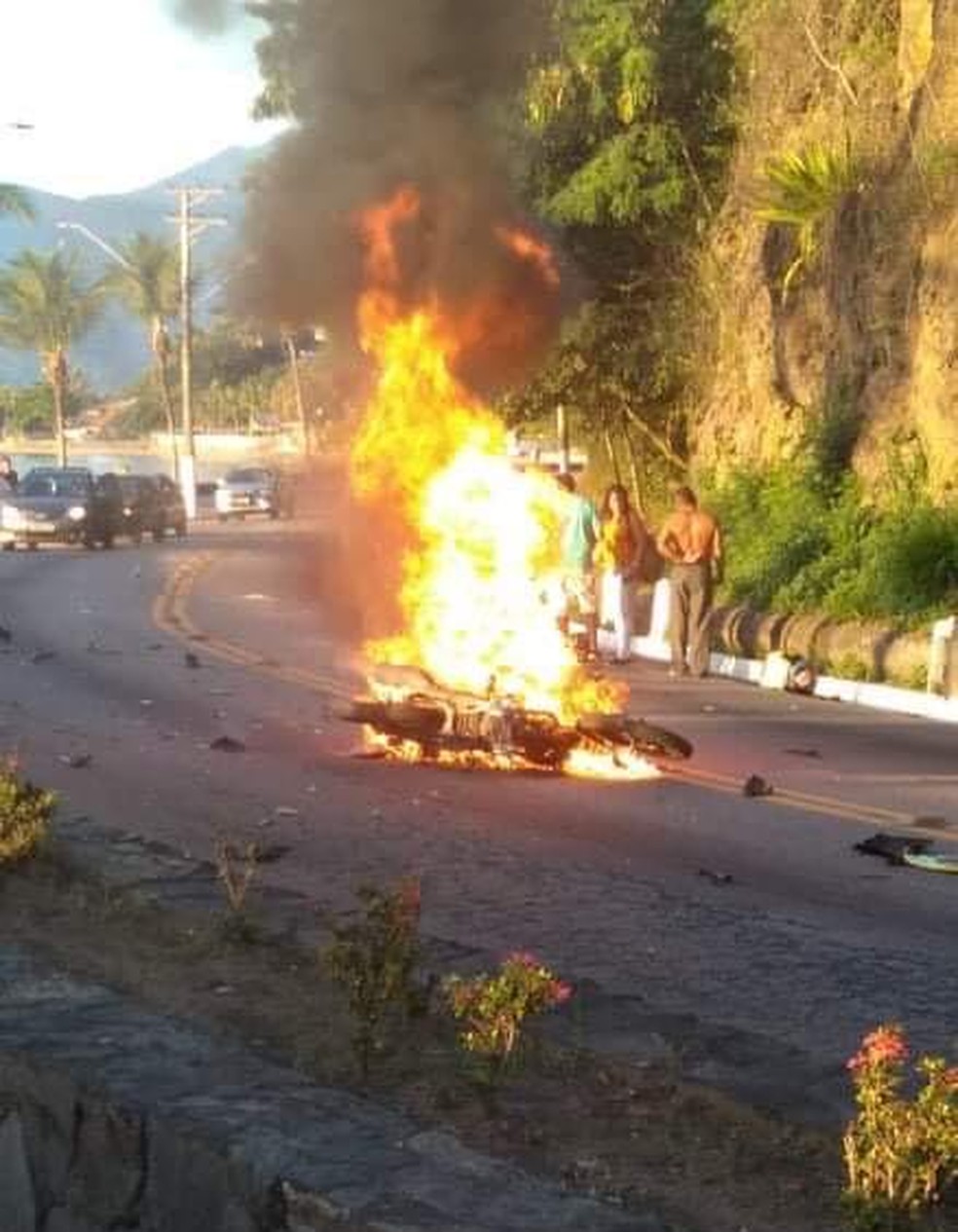 Motociclista de 27 anos após bater em ônibus na Rio-Santos, em São Sebastião