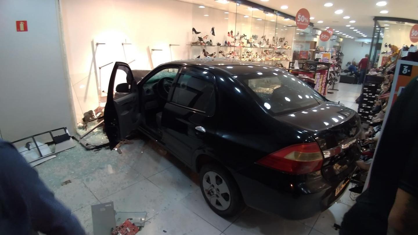 Homem tem mal súbito, perde controle do carro que invade loja no centro de São Sebastião.