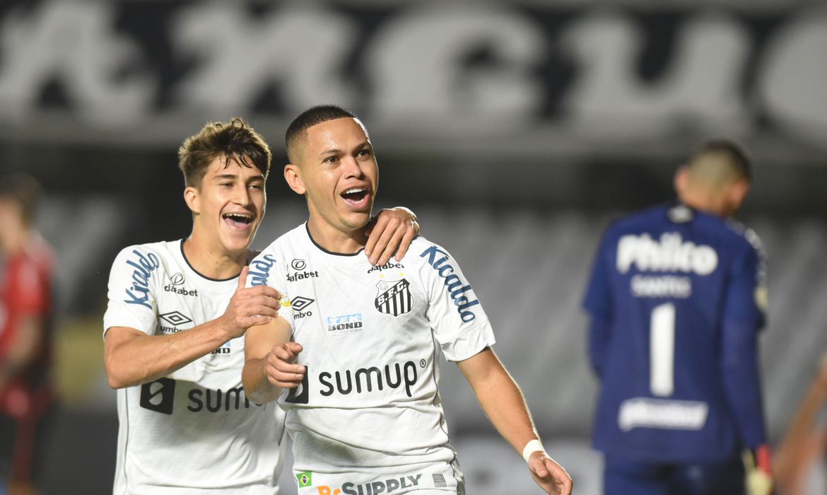 Santos vence Athletico/PR de virada