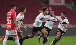 São Paulo supera Inter no Beira-Rio e vence primeira no Brasileiro