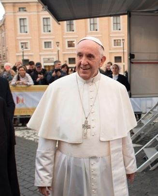 Papa Francisco passa por cirurgia