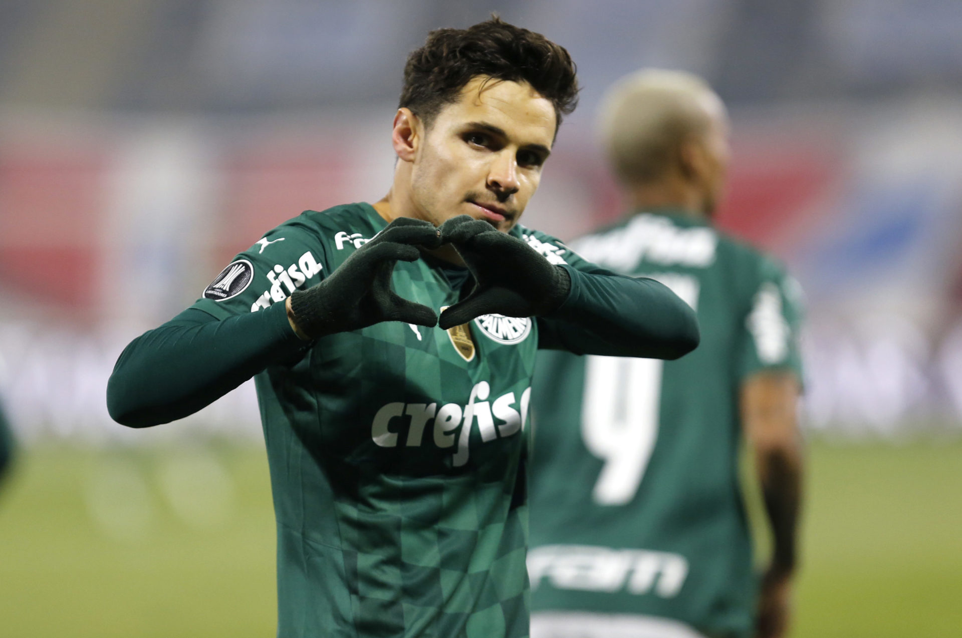 Com gol de Raphael Veiga, Palmeiras supera Universidad Católica