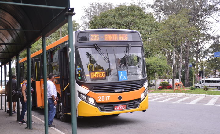 Empresas de ônibus aumentam proposta e motoristas e cobradores aguardam sindicato para decidir sobre greve em cidades do Vale