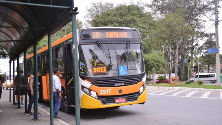 Empresas de ônibus aumentam proposta e motoristas e cobradores aguardam sindicato para decidir sobre greve em cidades do Vale