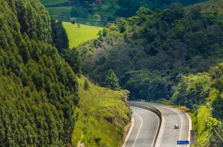 Motociclista cai de ribanceira de 15 metros, na Rodovia dos Tamoios