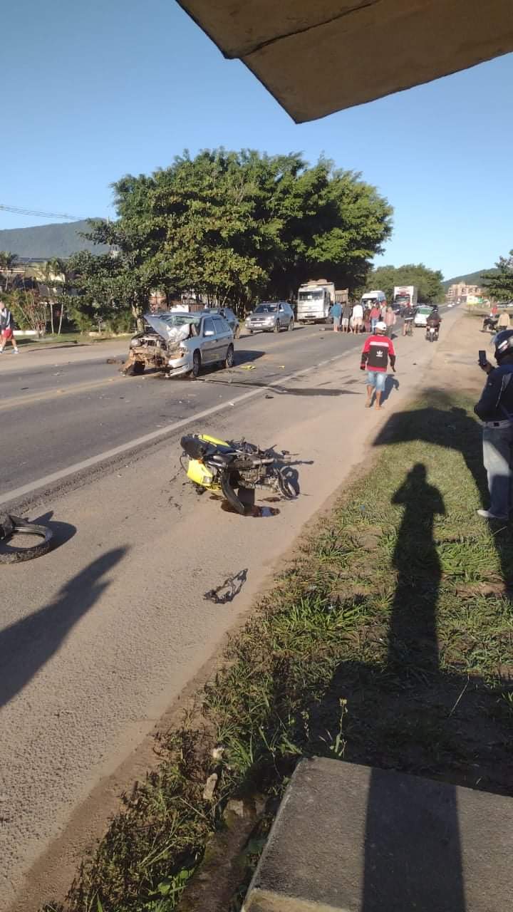 Motociclista morre ao bater de frente contra carro na Rio-Santos
