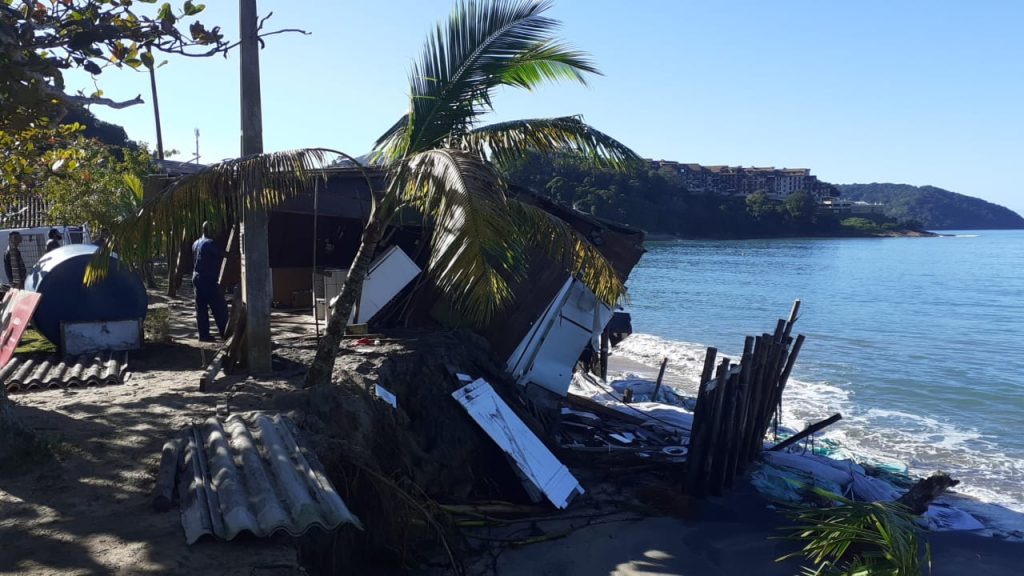 Ressaca atinge quatro quiosques na praia da Mocóca em Caraguatatuba