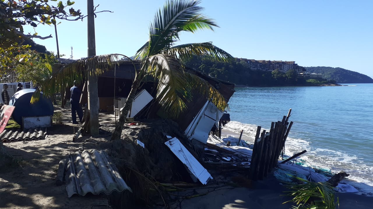 Ressaca atinge quatro quiosques na praia da Mocóca em Caraguatatuba