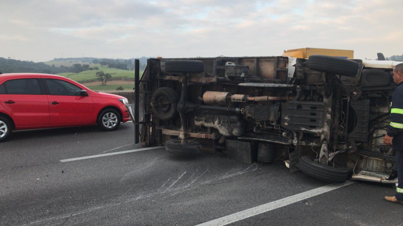 Caminhão tomba em Caçapava e gera congestionamento de 5 km